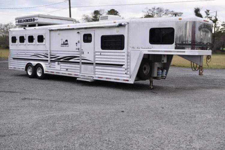 2003 Bloomer 8414LQ 4 Horse Trailer with 14′ Short Wall - Image 2