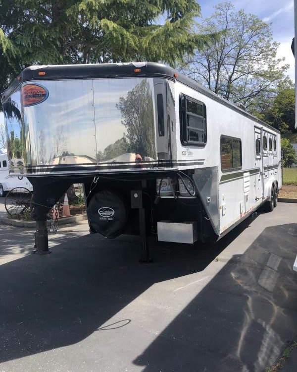 2003 Sundowner Trailers LQ 4H 8010 SIERRA Horse Trailer
