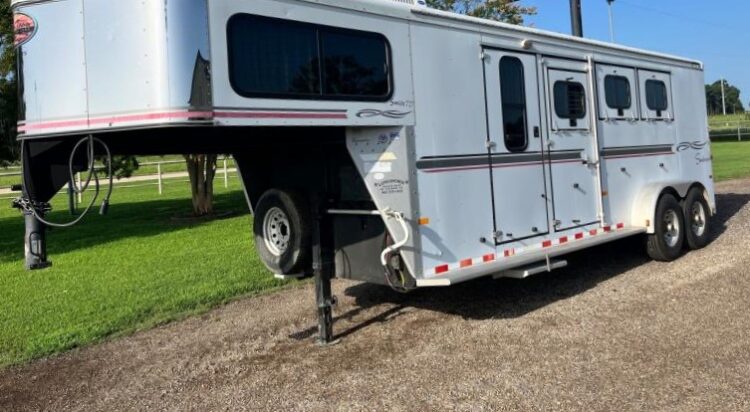 2004 Sundowner 3 Horse Weekender Horse Trailer - Image 2