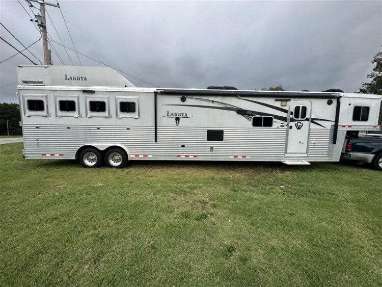 2014 Lakota Bighorn 8416, Generator, Couch, Dinette 17’ Shortwall, 4 Horse Trailer, 12′ Slide. - Image 2