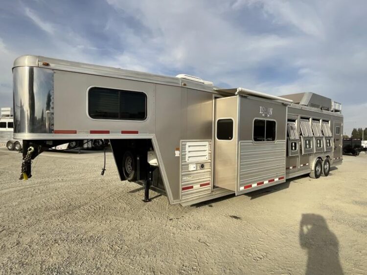 2014 Logan Coach RAZ4GNHDLQ 40′ 4 horse Razor GN Horse Trailer**WITH WALK IN CLOSET