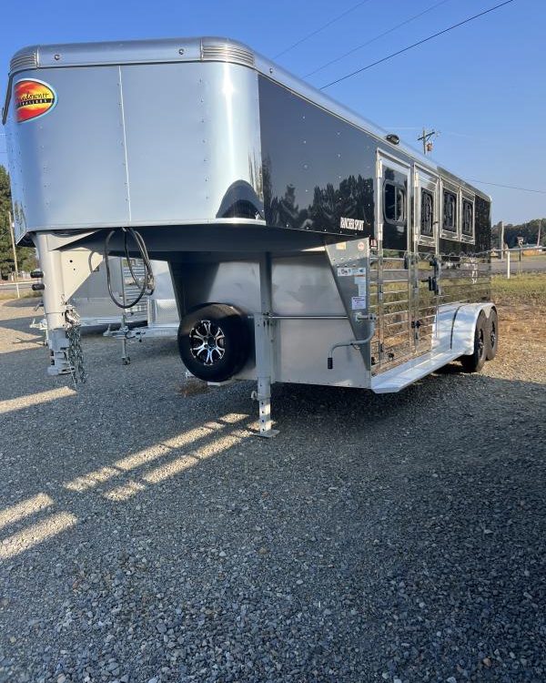 2022 Sundowner 3 Horse Slant GN Trailer